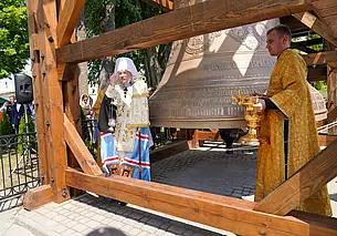 Самый большой в Беларуси колокол освятили в Жировичах