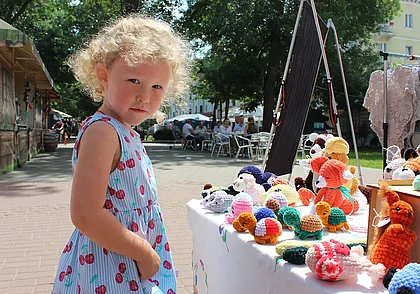 Решать простые арифметические задачи и знать номера телефонов родителей и служб спасения