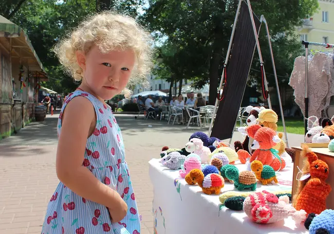 Решать простые арифметические задачи и знать номера телефонов родителей и служб спасения