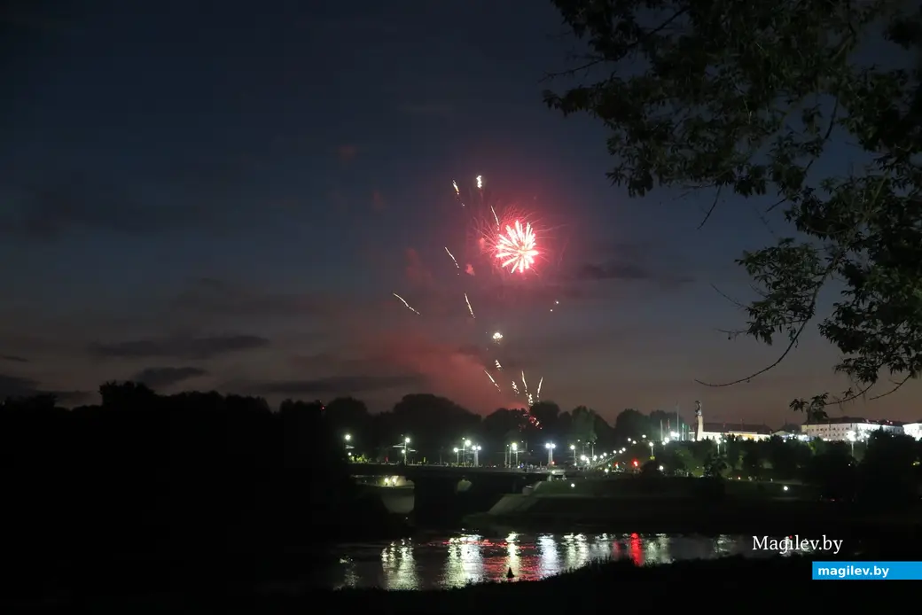 .07.2022 г. Могилев, Подниколье, набережная Днепра. Фейерверк в честь Дня Независимости Беларуси