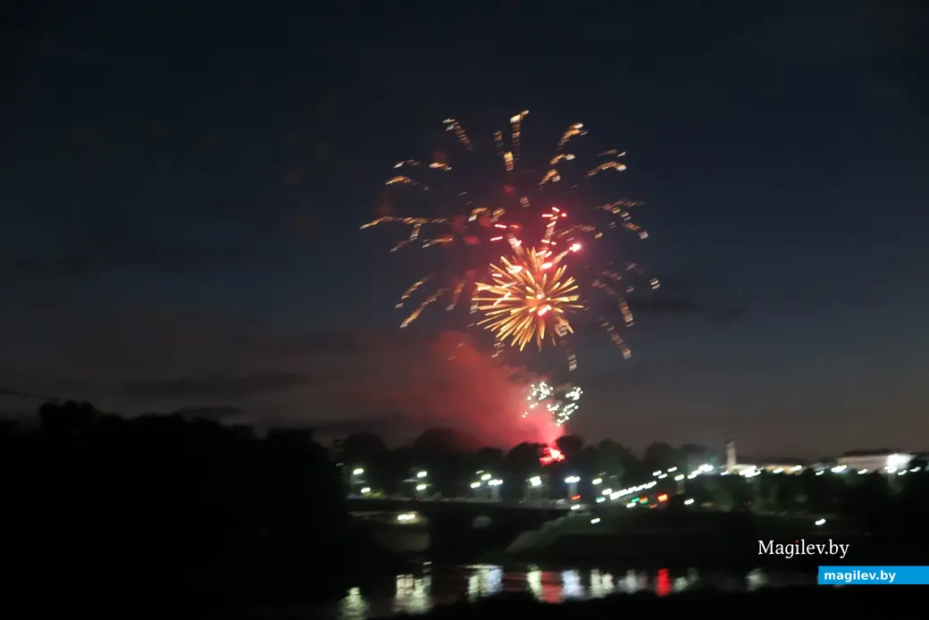 .07.2022 г. Могилев, Подниколье, набережная Днепра. Фейерверк в честь Дня Независимости Беларуси