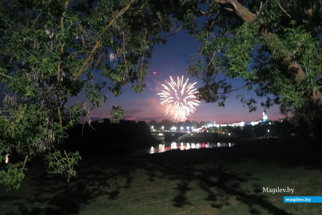 .07.2022 г. Могилев, Подниколье, набережная Днепра. Фейерверк в честь Дня Независимости Беларуси