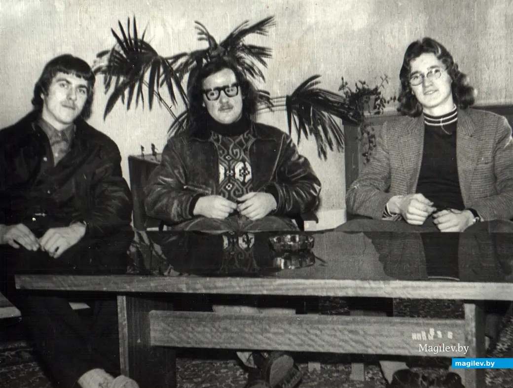 Гена Хак (в центре) с друзьями в холле только что открывшейся гостиницы «Могилев». Первая половина 1970-х.