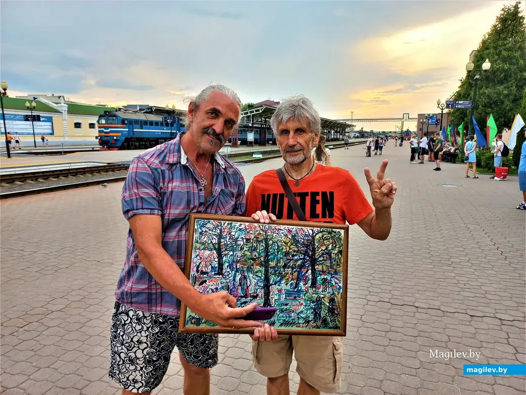 До отправленья поезда осталось 5 минут...