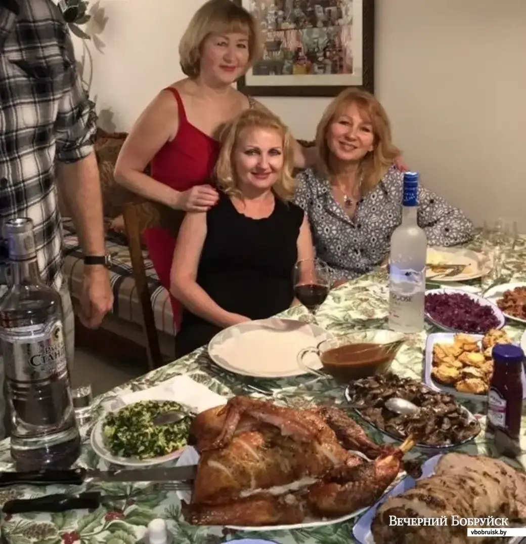 На День благодарения муж Галины приготовил стол для их друзей. Главное блюда – индейка
