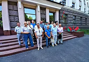 Маленький портретик человека на фоне огромного университета... Встреча выпускников