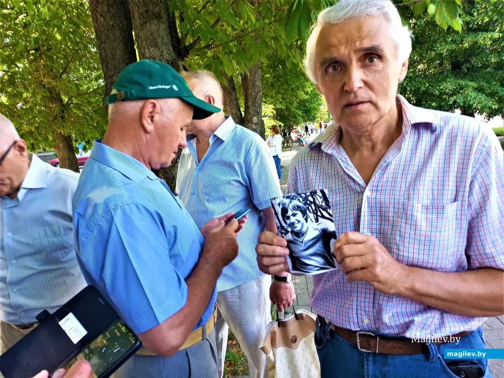 Июль 2022г. Могилев, рядом с БРУ. Николай Рогачевский с фотографией Сергея Лосихина (R.I.P.).