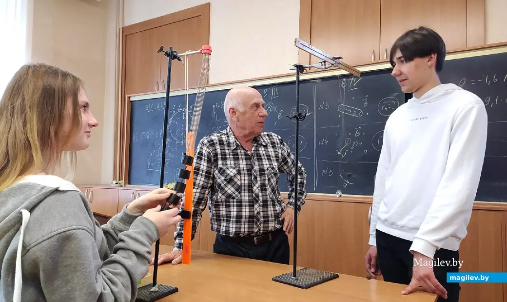 Валерий Васильевич Барашков на занятиях с олимпиадниками