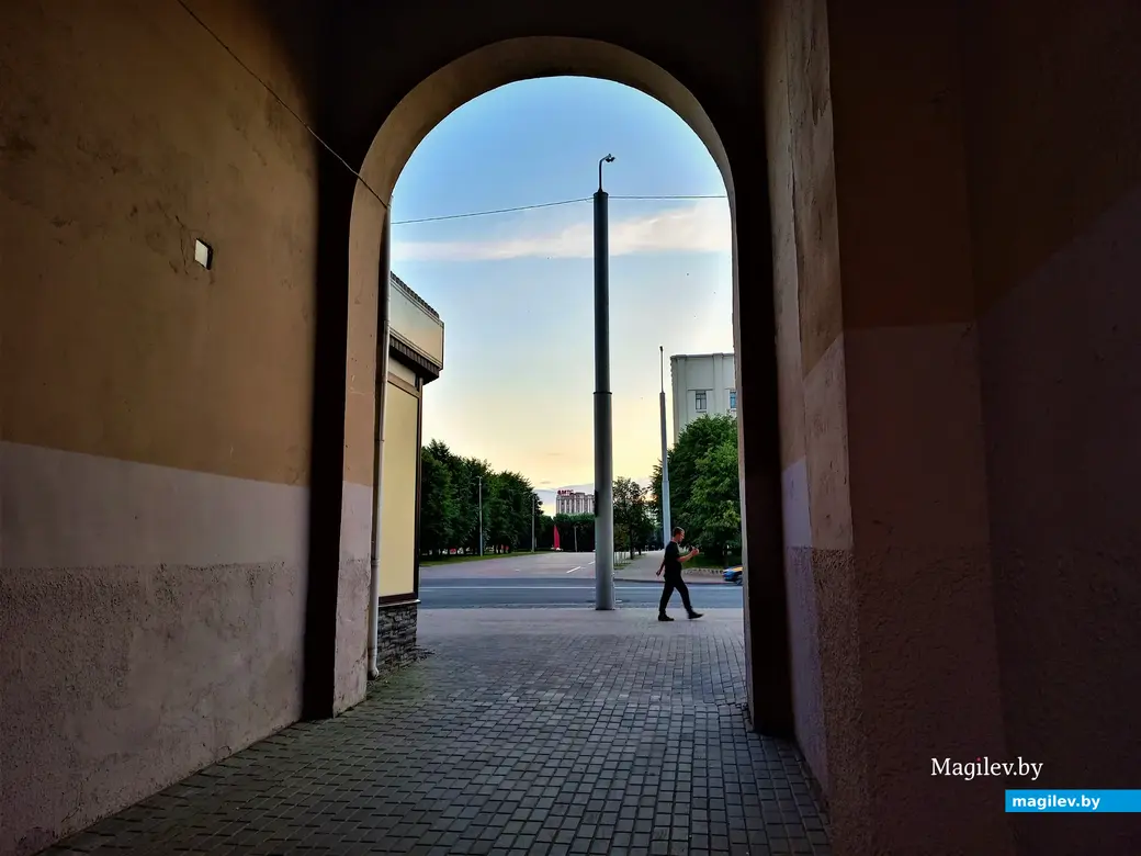 Арка, связывающая двор магазина «Дары природы» и площадь Ленина. Могилев, июль 2022 года.