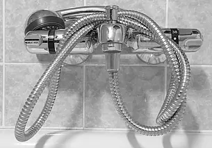 Отбеливатель или уксус: чем лучше чистить головку душа