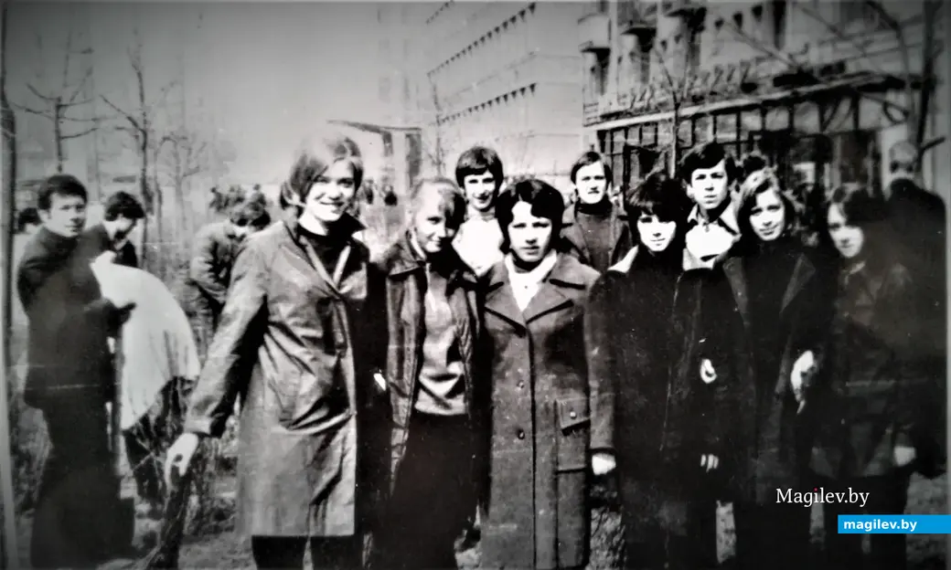 У магазина «Дары природы». Могилев, ул. Ленинская, 1972 год.