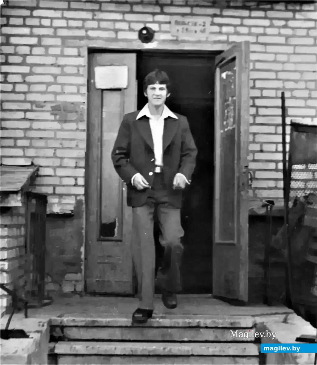 Алик Метельский выходит из своего подъезда дома , где располагался магазин «Дары природы», через день после возвращения из армии. Могилев, 1975 год.
