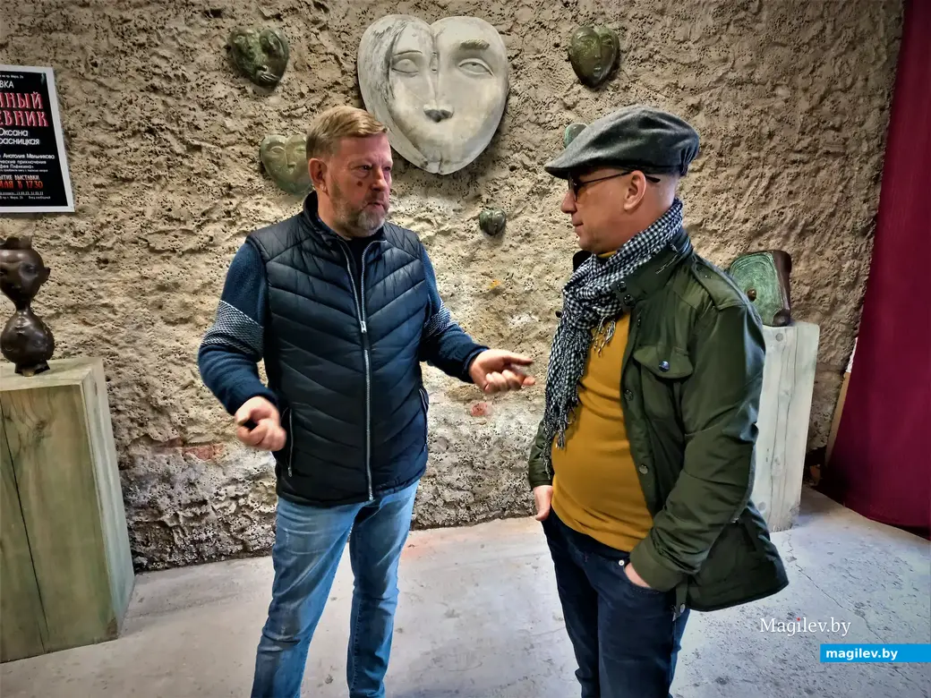 Галерист, предприниматель Леонид Молчанов и художник Вадис Красовский. Могилев, галерея Андрея Воробьева, 2022 год.