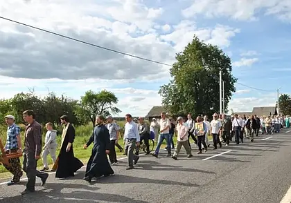 «Бабушки с палочками впереди всех бегут!» Узнали, как проходят крестные ходы из Могилева