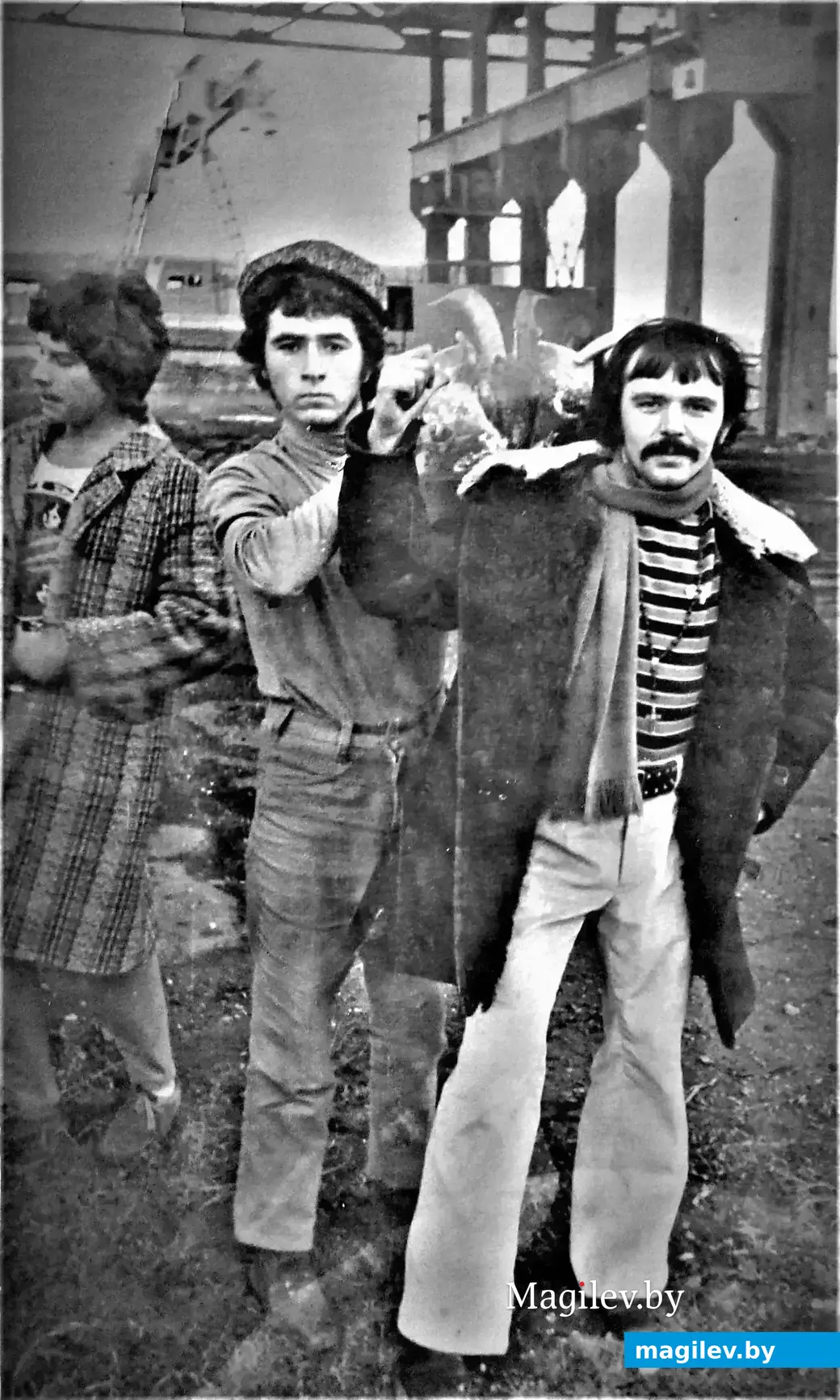 Филипп и его товарищи готовятся сварить суп из пластинки «роллингов» «Goats Head Soup», название которой переводится как «Суп из козлиных голов». Могилев, 1975 год.