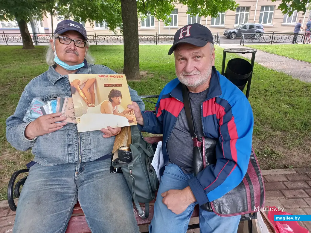 Накануне юбилея «The Rolling Stones» могилевские поклонники группы вспомнили о Джаггере, который в свои 78 лет перебегает кого угодно. (Гена Семенов и Олег Базилевский