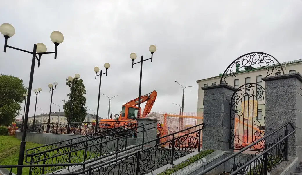 В Могилеве устанавливаю памятник Георгию Конисскому. 12.07.2022. Смотровая площадка на парк Подниколье