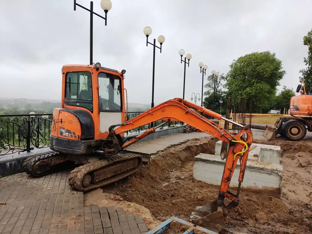 В Могилеве устанавливаю памятник Георгию Конисскому. 12.07.2022. Смотровая площадка на парк Подниколье