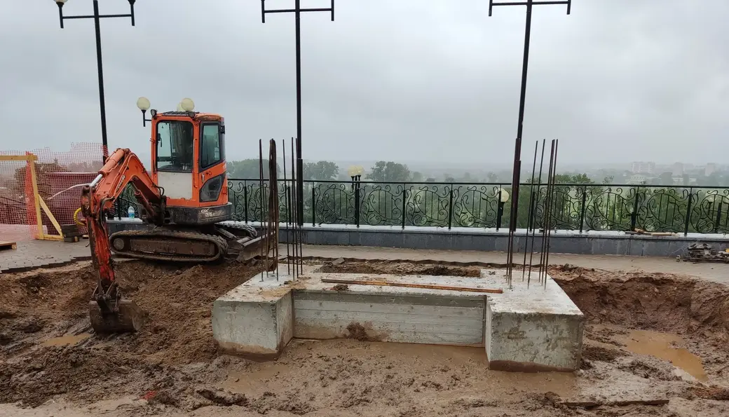 В Могилеве устанавливаю памятник Георгию Конисскому. 12.07.2022. Смотровая площадка на парк Подниколье