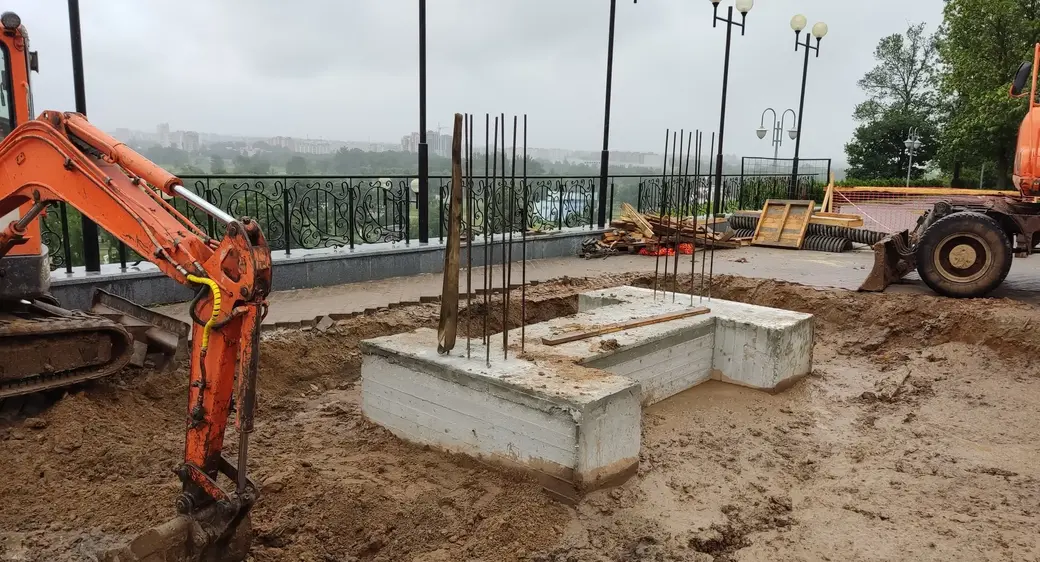 В Могилеве устанавливаю памятник Георгию Конисскому. 12.07.2022. Смотровая площадка на парк Подниколье