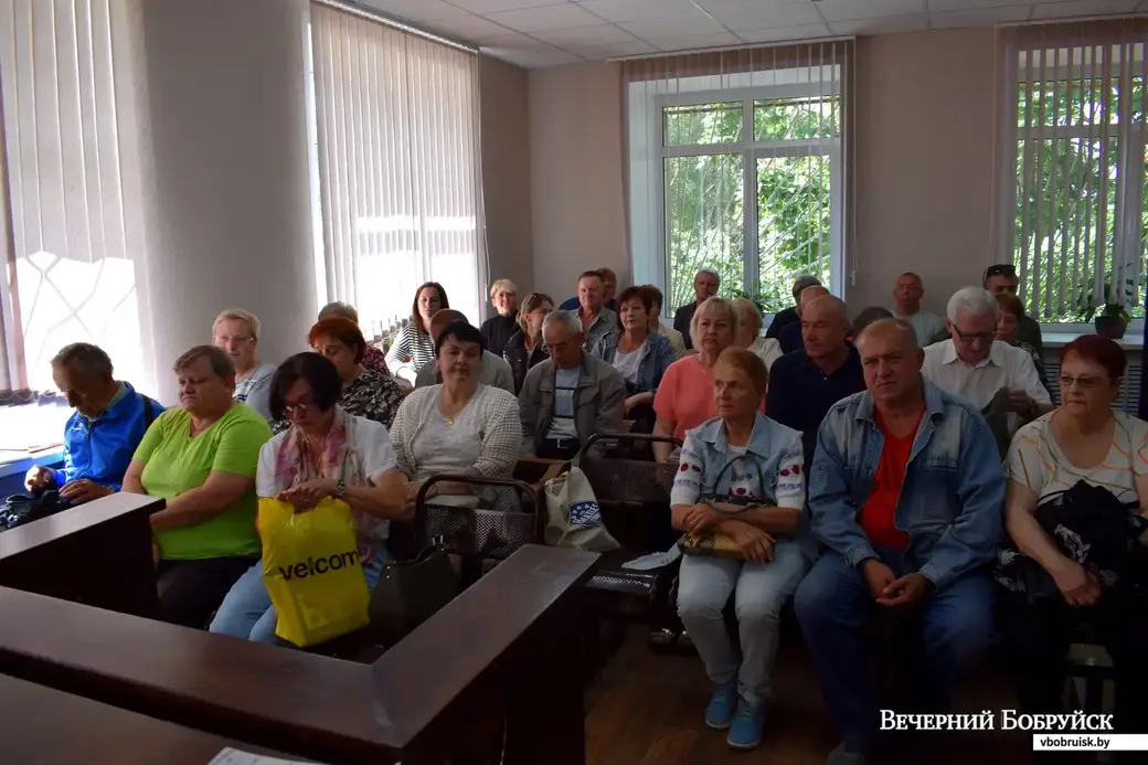 В Кировске начался суд по делу оплаченных, но не изготовленных памятников. Репортаж, фото: Денис Носов