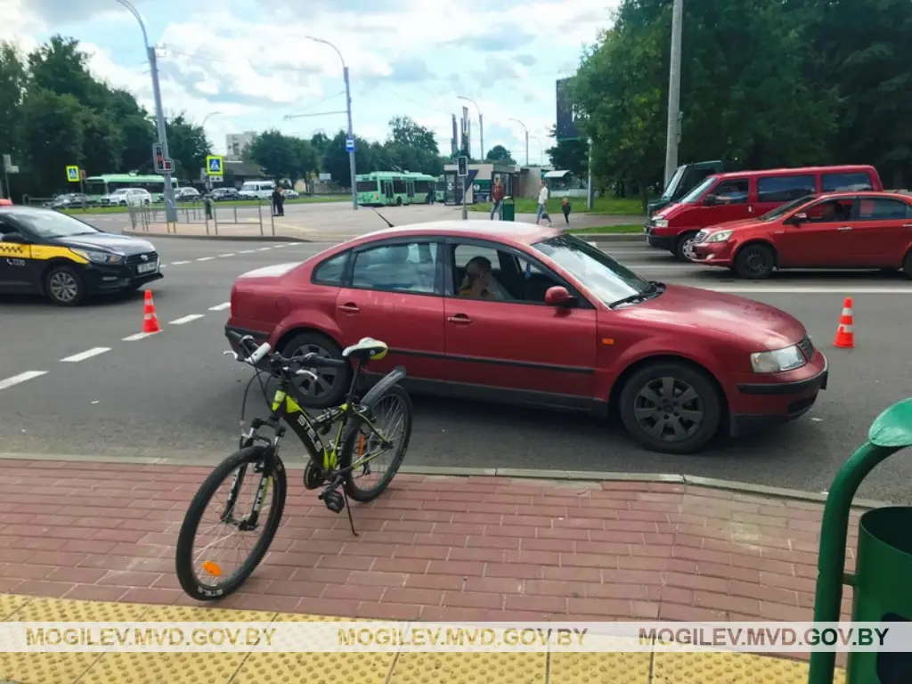 На пешеходном переходе в Могилеве попал под колеса автомобиля 13-летний велосипедист. 14.07.2022.