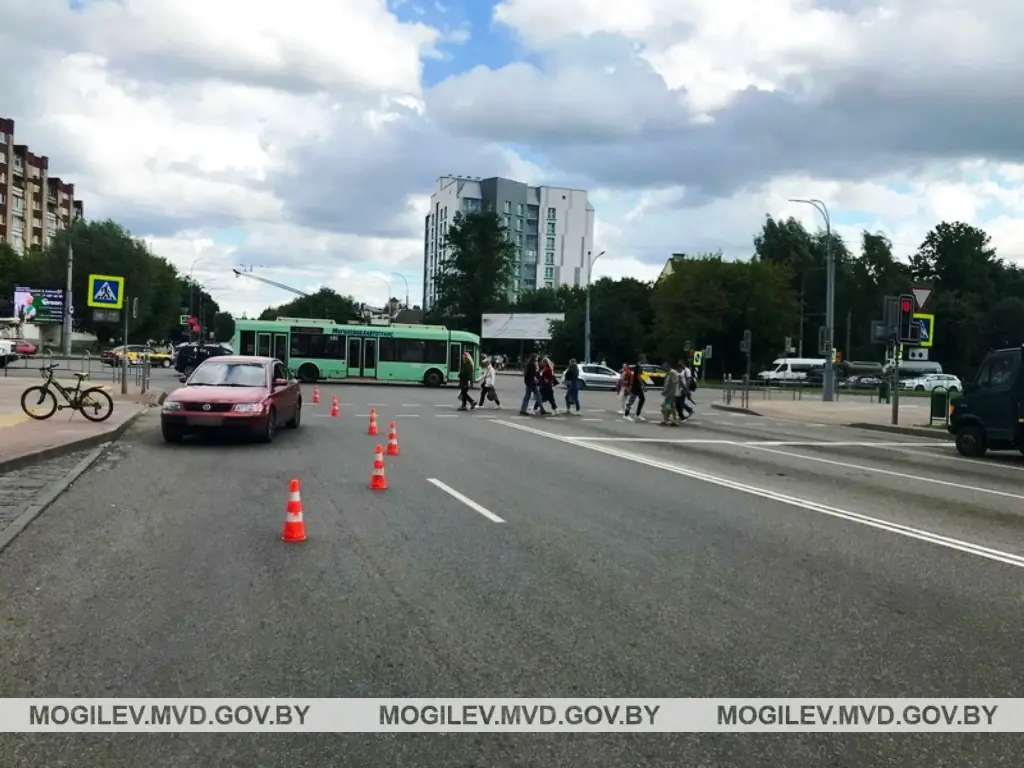 На пешеходном переходе в Могилеве попал под колеса автомобиля 13-летний велосипедист. 14.07.2022.