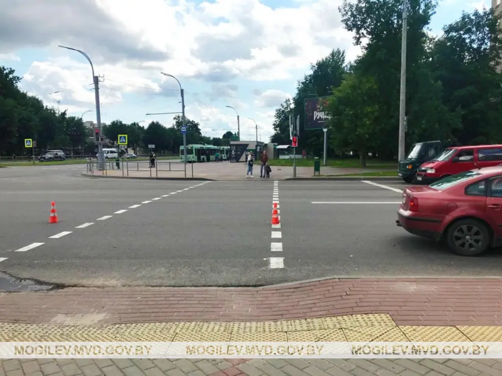 На пешеходном переходе в Могилеве попал под колеса автомобиля 13-летний велосипедист. 14.07.2022.