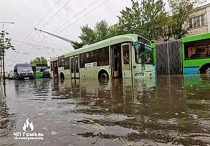 Гомель затопило и засыпало градом: людей спасали с помощью резиновой лодки. Фото и видео