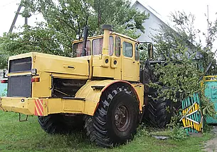 Разрушенный фасад, перебитый газопровод. В Добрушском районе трактор въехал в частный дом