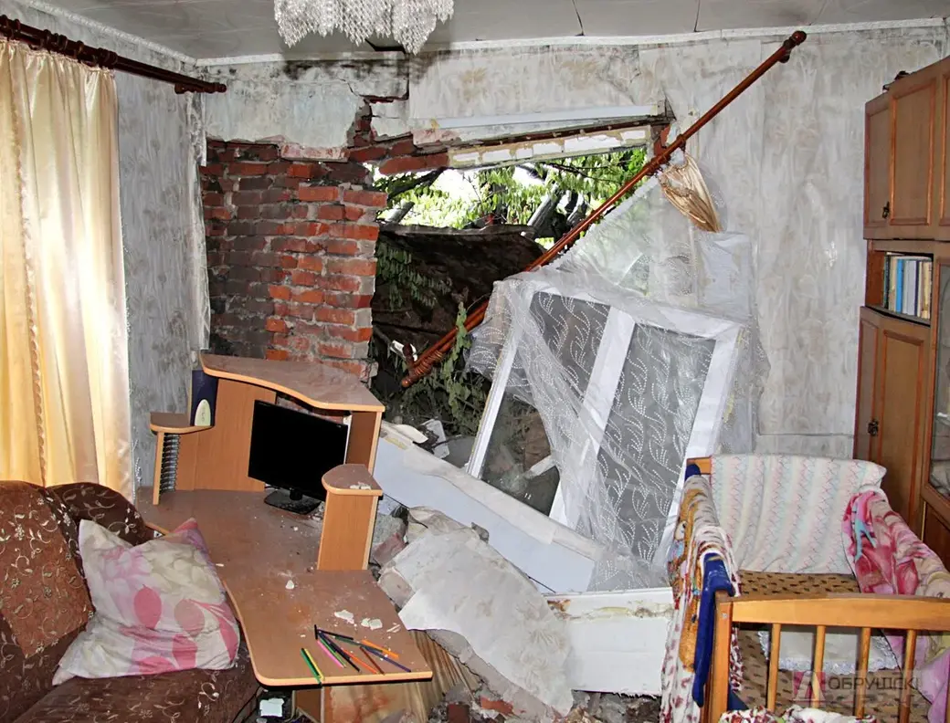 В Добрушском районе трактор въехал в частный дом: прошла неделя, а погрузчик так и стоит ковшом в детской спальне.