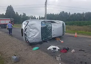 Под Могилевом опрокинулся Nissan: 2 человека доставлены в больницу