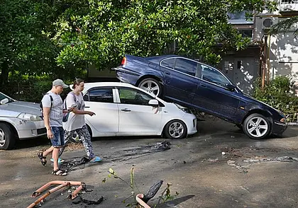 Сочи после потопа: свалки машин, которые унесло течением. Фотофакт