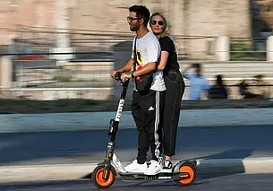 Двое едут на одном самокате. Это разрешено?