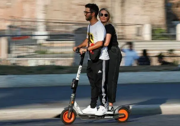 Двое едут на одном самокате. Это разрешено?