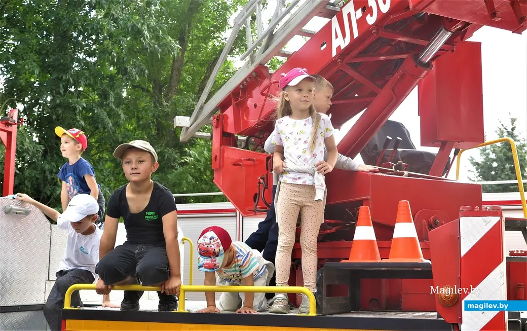 25.07.2022 г. Могилев, площадь Единства, праздник пожарной службы. ...Чем мальчишки и девчонки, конечно же, не преминули воспользоваться