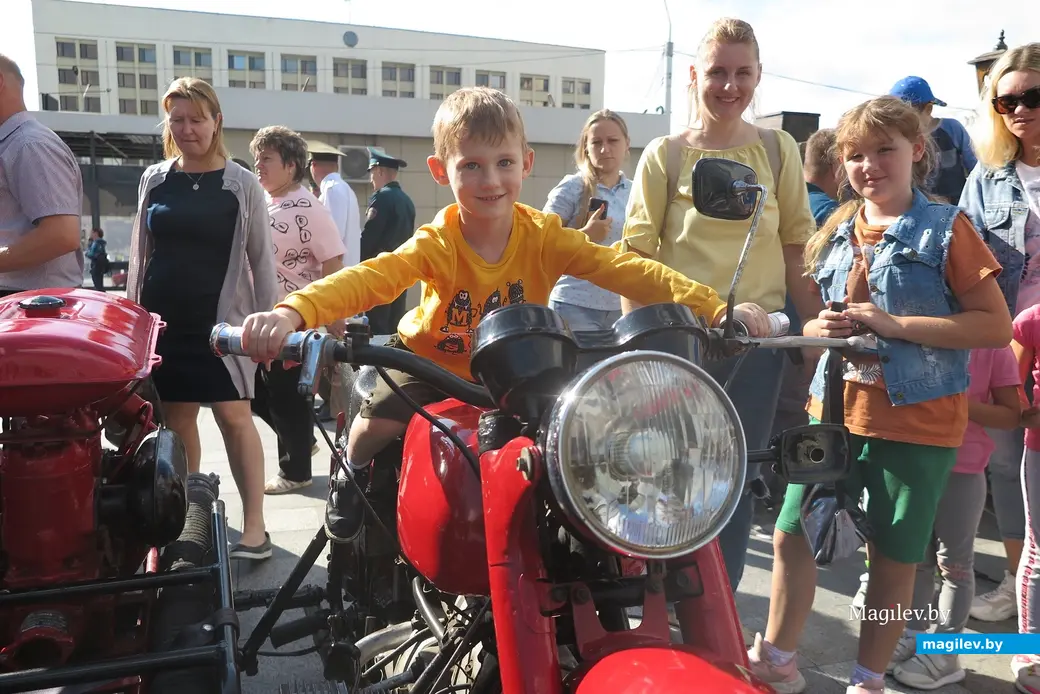 25.07.2022 г. Могилев, площадь Единства, праздник пожарной службы. Пускали не только в машины, но и на мотоциклы