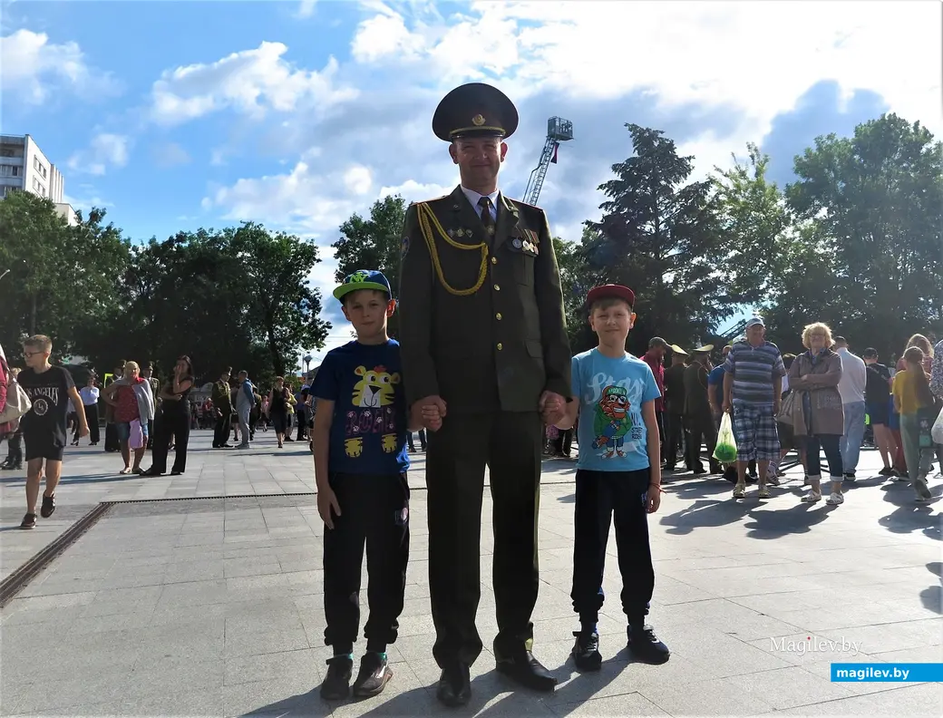 25.07.2022 г. Могилев, площадь Единства, праздник пожарной службы. А вот с папой, видно, будущие спасатели