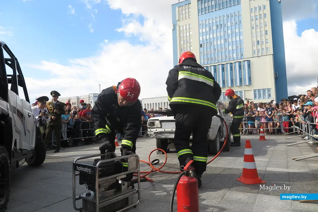 25.07.2022 г. Могилев, площадь Единства, праздник пожарной службы. А это - спасатели настоящие, показывают, как достать застрявшего в машине человека