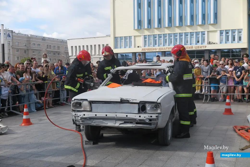 25.07.2022 г. Могилев, площадь Единства, праздник пожарной службы. Человек, кстати, действительно находится в машине и ждет, когда его «вырежут» оттуда