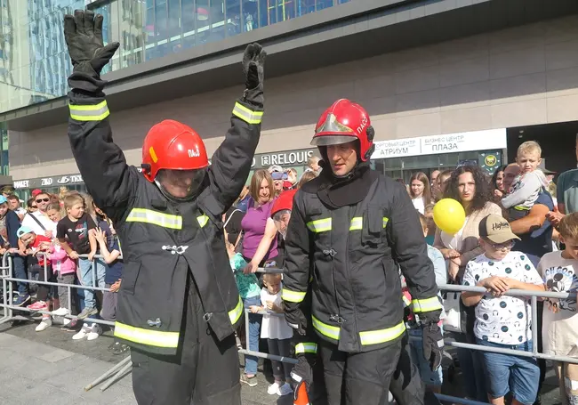 «Вырезали» человека из авто. Чем еще запомнился праздник спасателей в Могилеве?