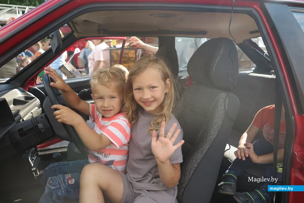 25.07.2022 г. Могилев, площадь Единства, праздник пожарной службы. В пожарной ретромашине тоже интересно