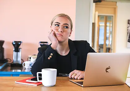 Как получать удовольствие от работы и меньше уставать? Отвечает психолог