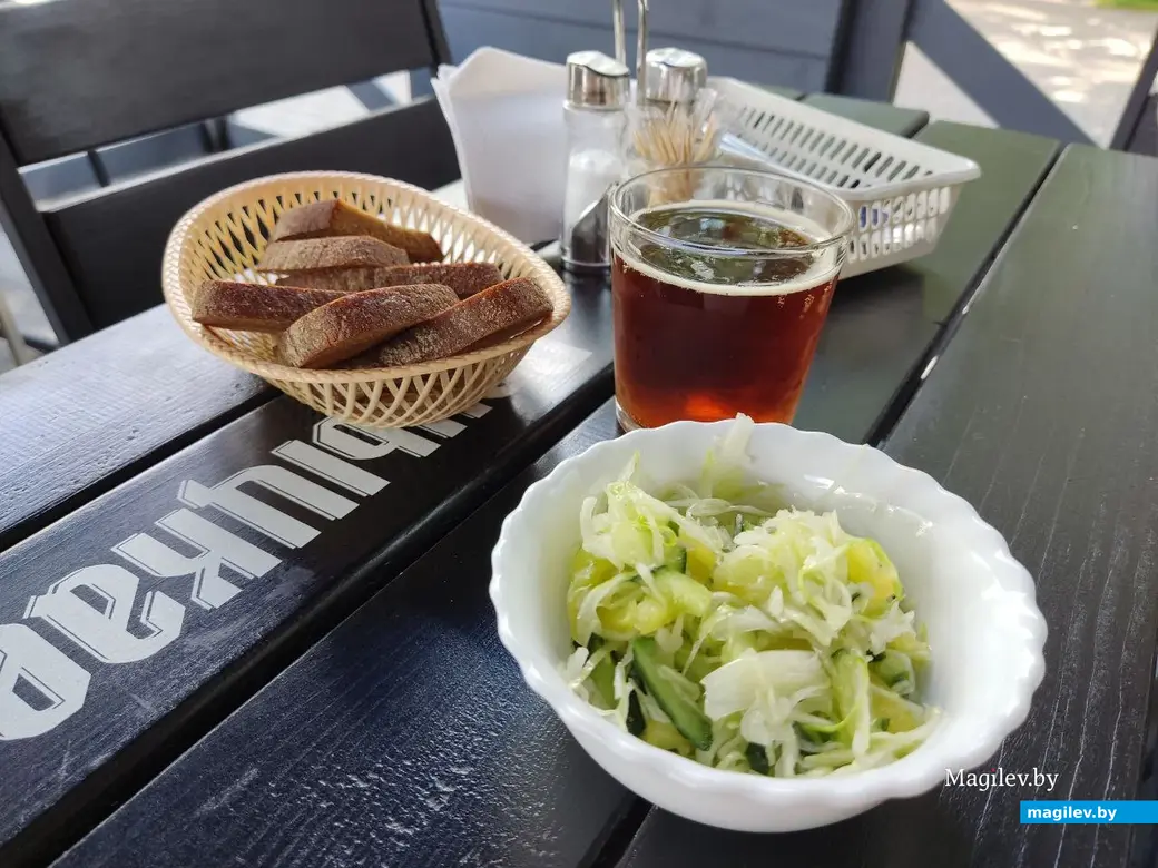 Первым подали салат и квас. Кафе «Бремен», Могилев. 26.07.2022 г.