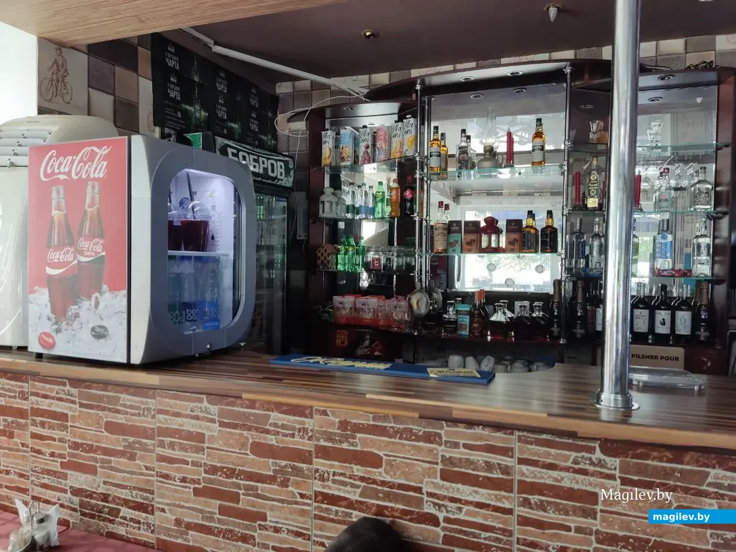 Расплатиться карточкой можно у кассы. Кафе «Бремен», Могилев. 26.07.2022 г