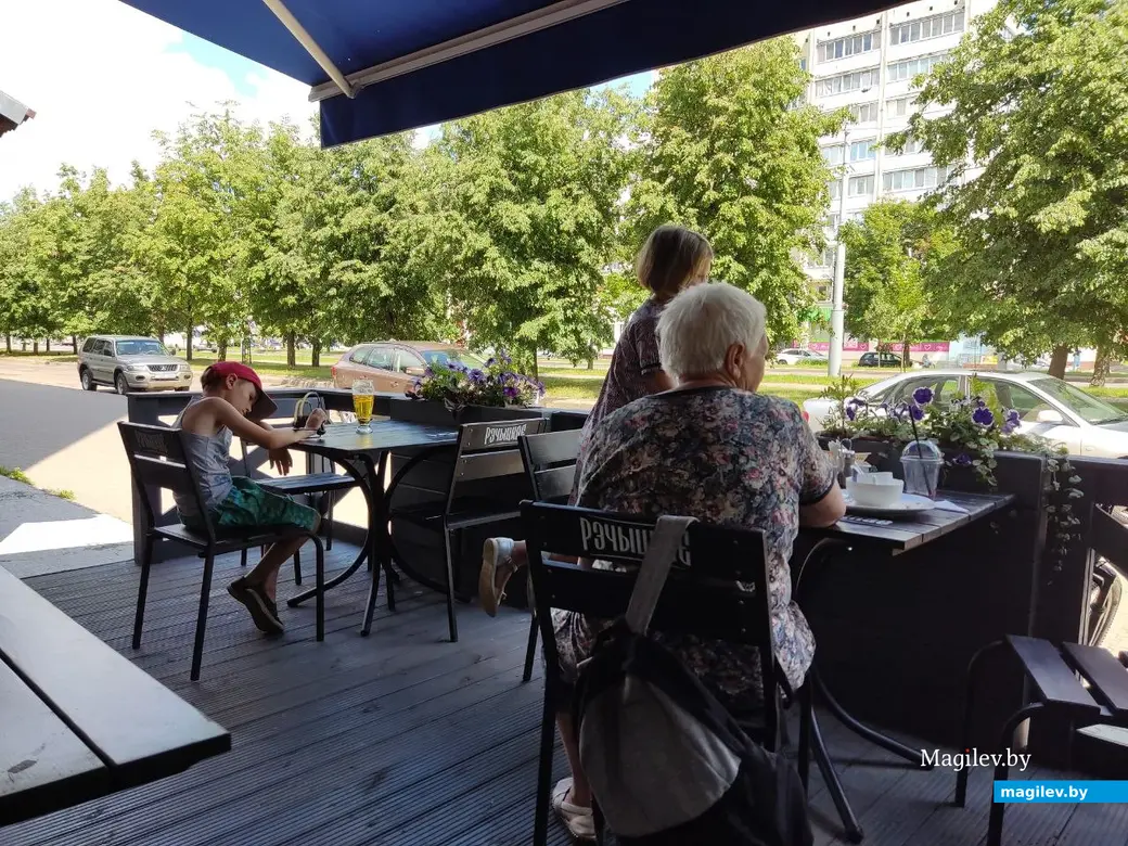 Многие посетители предпочитают обедать на свежем воздухе. Кафе «Бремен», Могилев. 26.07.2022 г