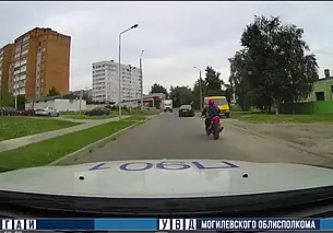 В Могилеве 51-летний бесправник на мотоцикле пытался скрыться от наряда ГАИ. Видеофакт
