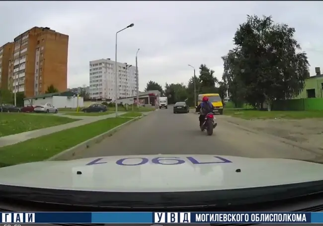 В Могилеве 51-летний бесправник на мотоцикле пытался скрыться от наряда ГАИ. Видеофакт