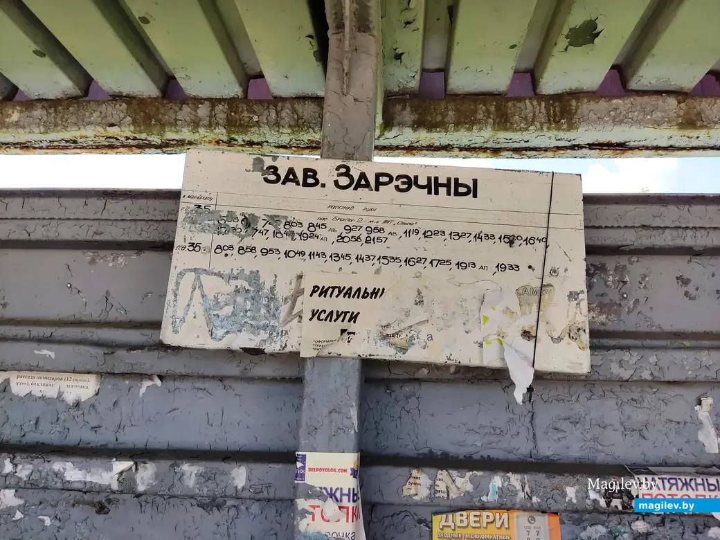 Пляж Гребеневского озера. Купание запрещено, но люди купаются довольно активно. Остановка общественного транспорта, выход на пляж