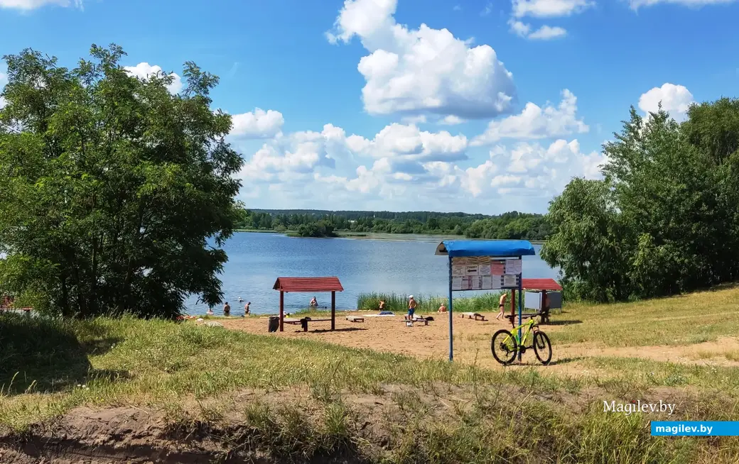 Пляж Гребеневского озера. Купание запрещено, но люди купаются довольно активно
